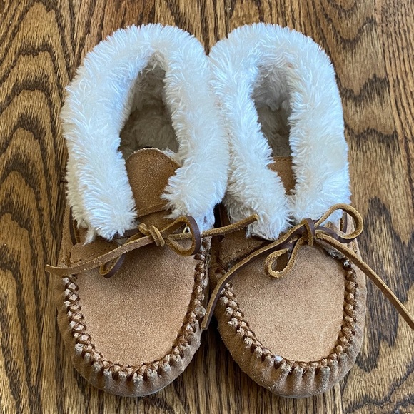 Kids Minnetonka Charley slippers, color cinnamon, size 1. Excellent condition - Picture 3 of 11